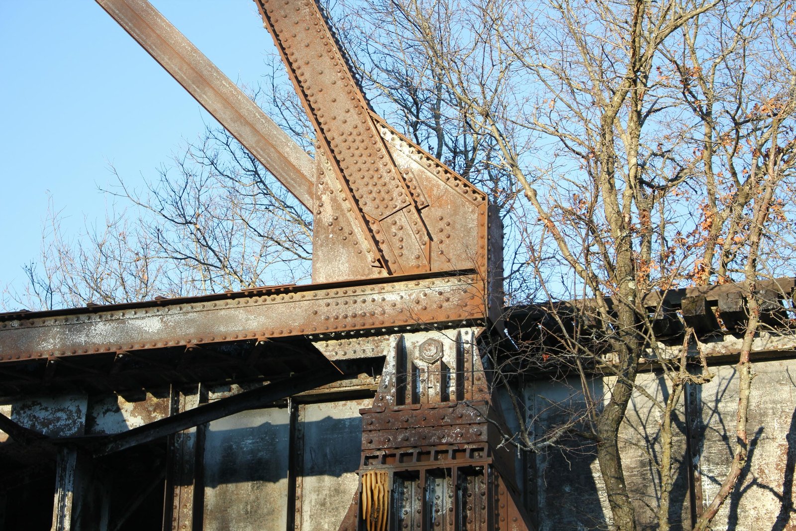 Lower angle connection